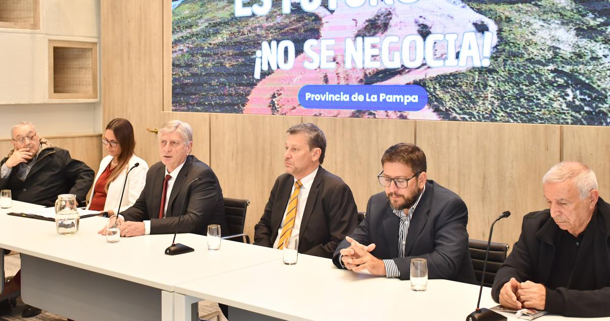 El gobierno y la universidad y organizaciones sociales juntos para defender el agua