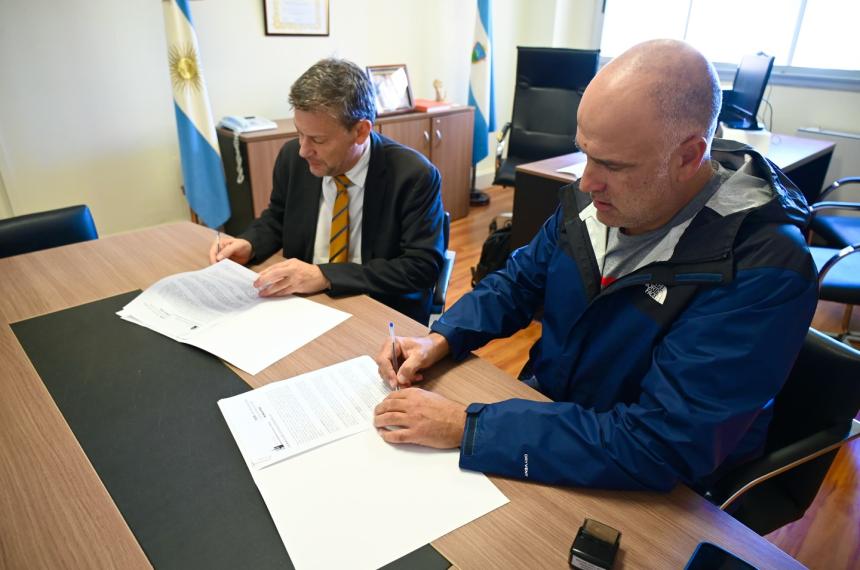 El rector Alpa junto al representante de la empresa