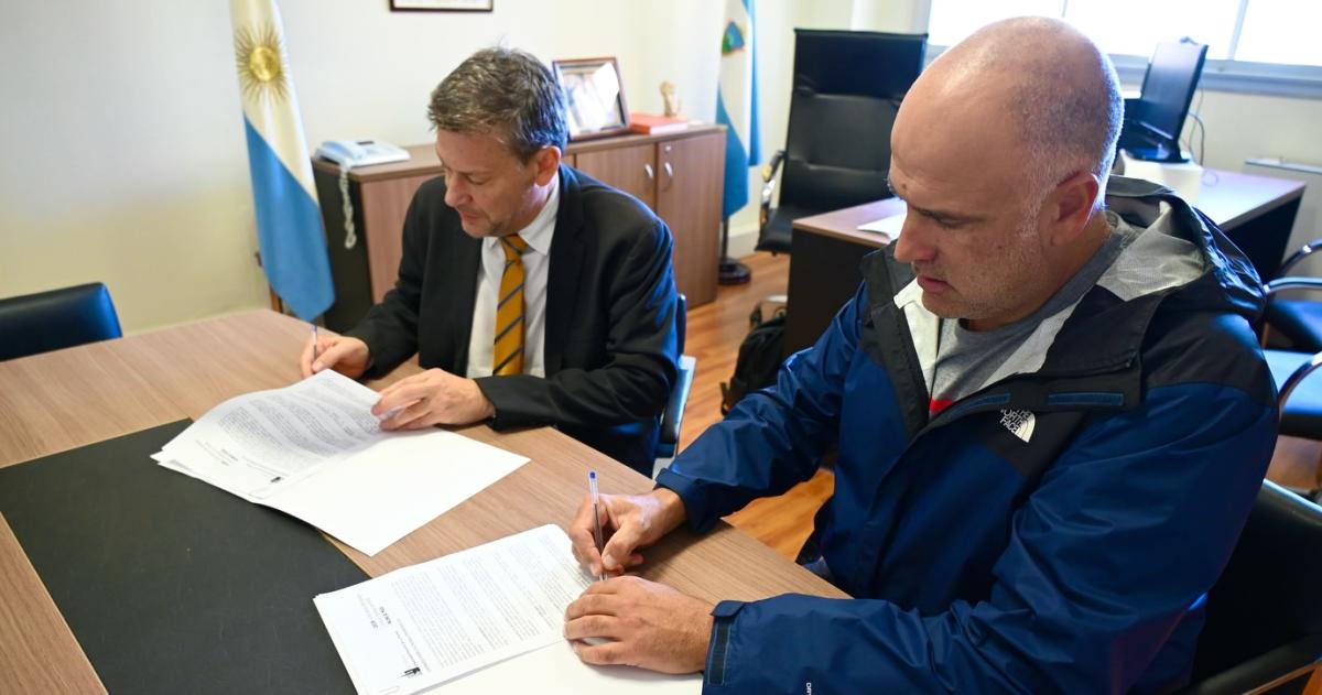 El rector Alpa junto al representante de la empresa