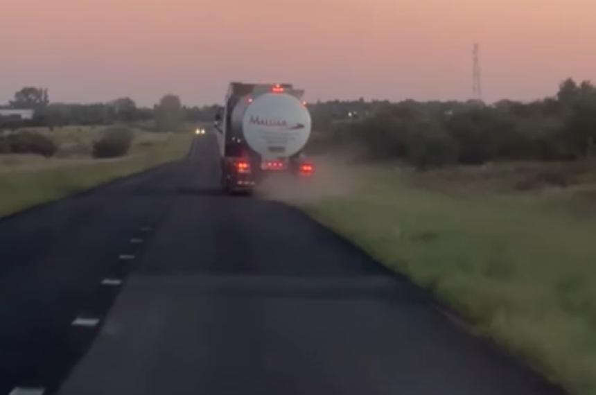 Las maniobras en la ruta fueron filamdas por automovilistas