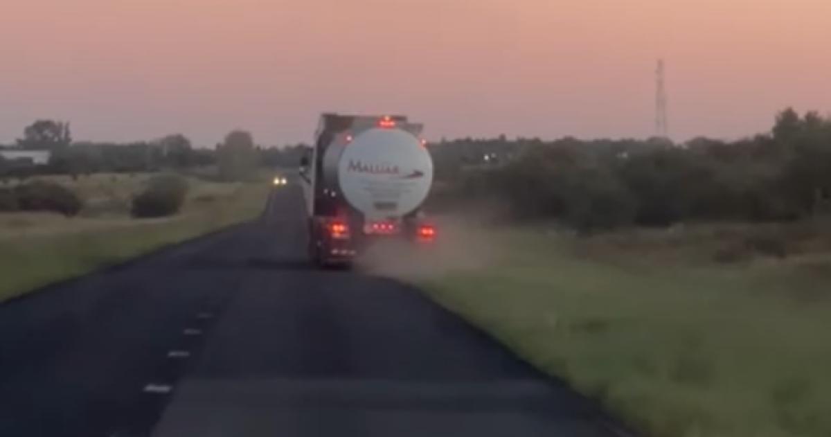 Las maniobras en la ruta fueron filamdas por automovilistas