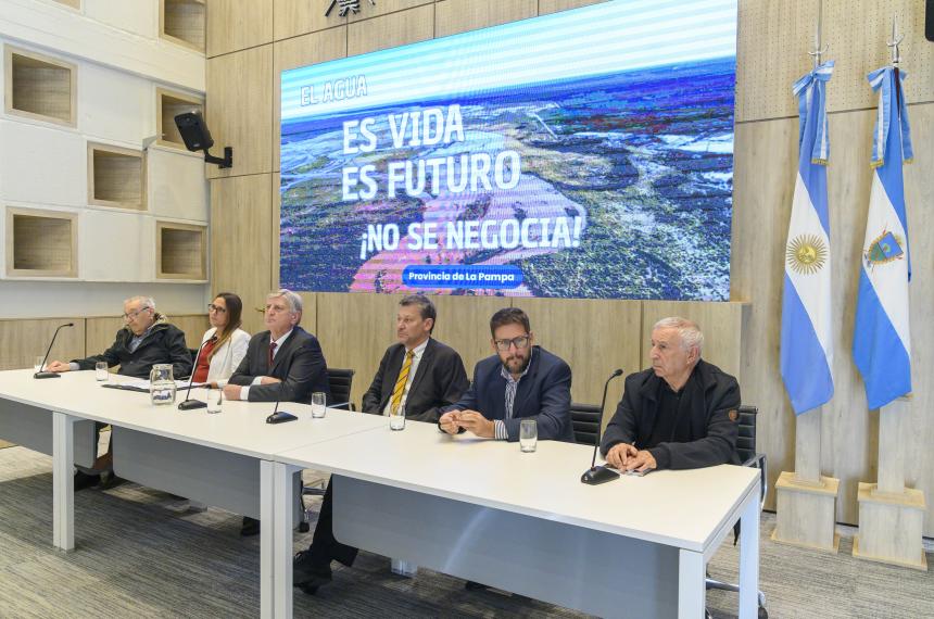 La conferencia de prensa encabezada por el gobernador Ziliotto