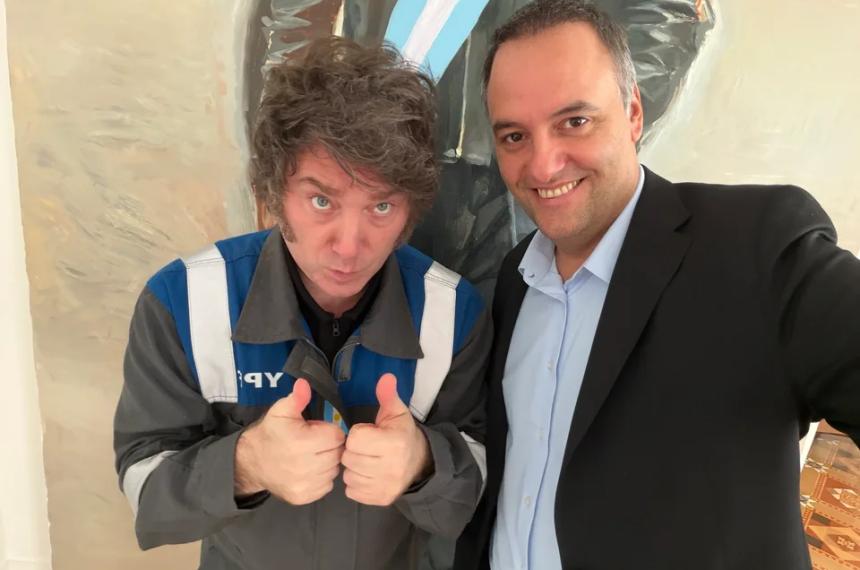 El presidente Javier Milei junto al jefe de Gabinete Manuel Adorni