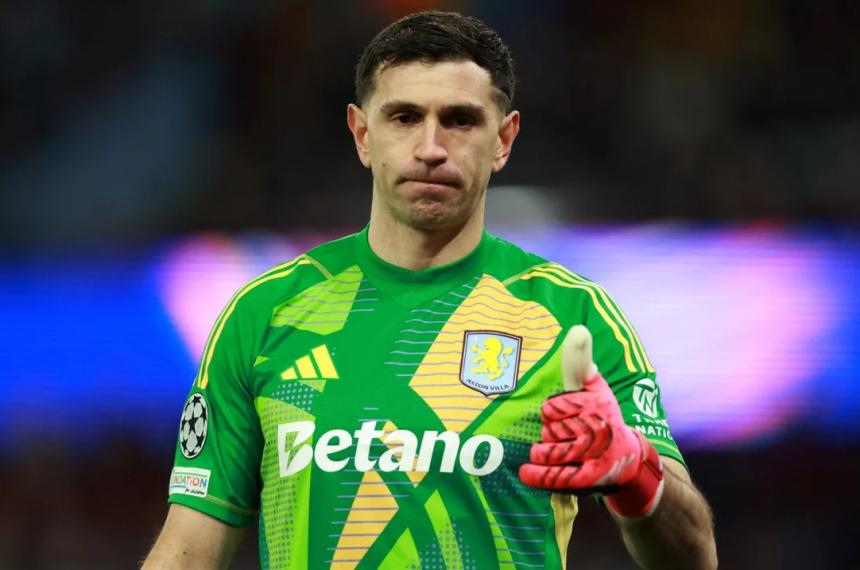 El Dibu Martinez sacó con un pelotazo largo y sintió un dolor