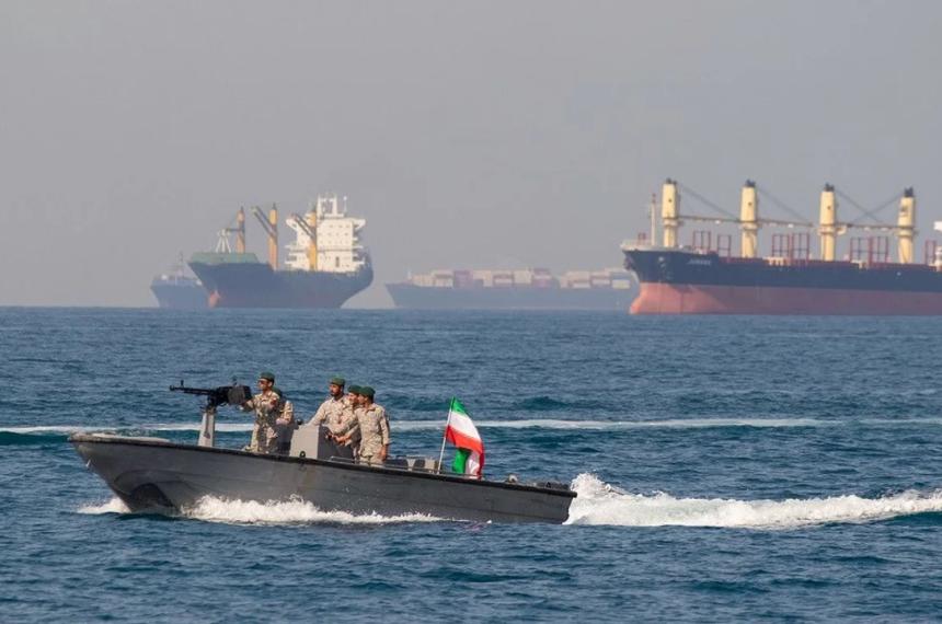 Teher�n desafía la orden de Washington y asegura que todo el tr�fico marítimo en el estrecho estratégico permanece bajo su mando naval