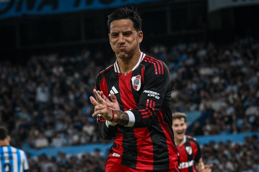 Driussi festeja el 2-0 para River en Avellaneda