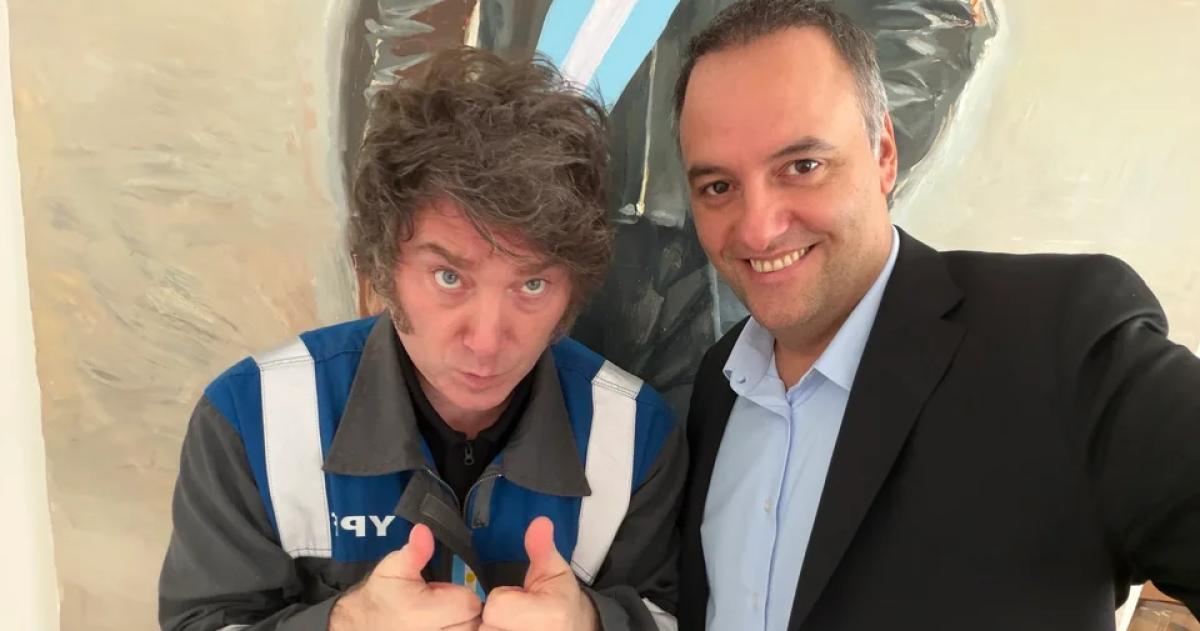 El presidente Javier Milei junto al jefe de Gabinete Manuel Adorni