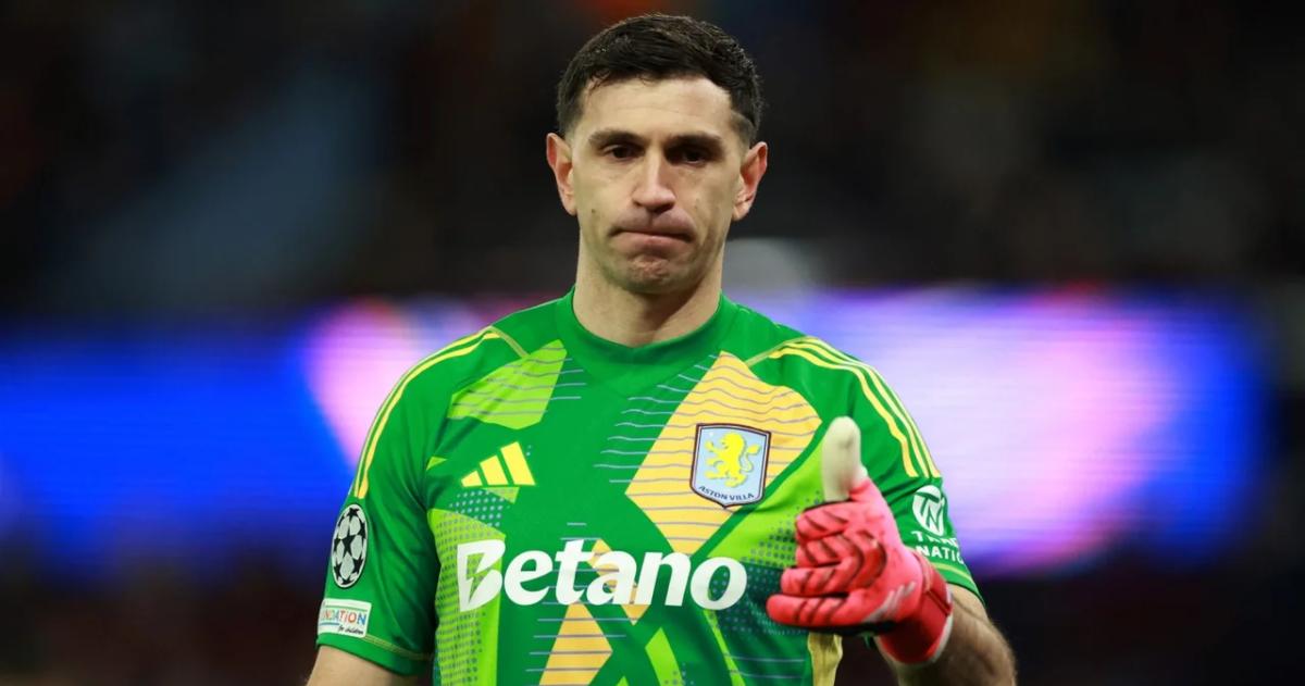 El Dibu Martinez sacó con un pelotazo largo y sintió un dolor