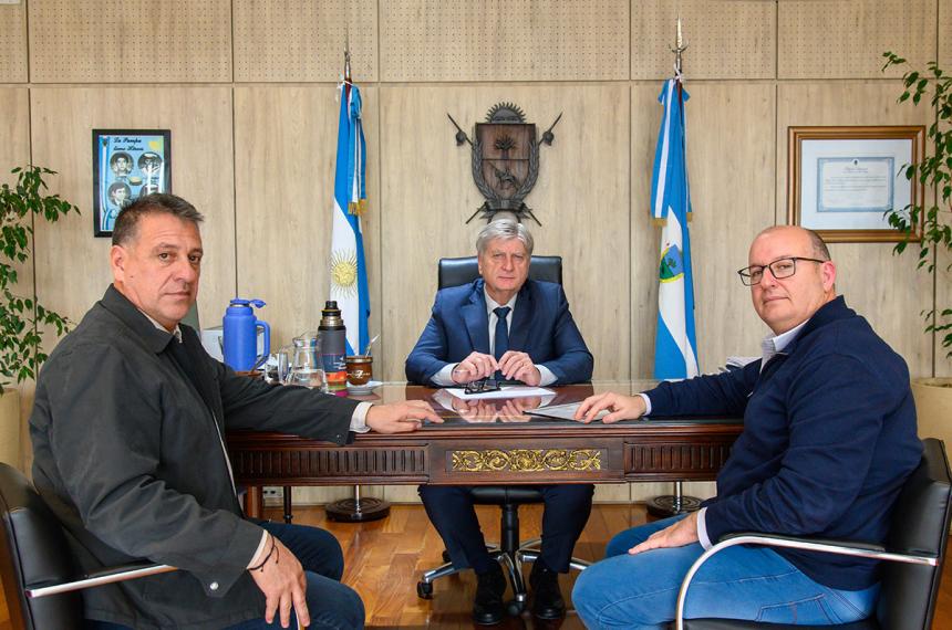 En la foto de Archivo el intendente Moro junto al gobernador Sergio Ziliotto y el ministro Pascual Fern�ndez