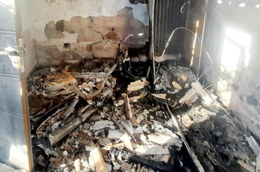 Tras una discusión la amenazó de muerte y luego encendió una motocicleta que se encontraba dentro del domicilio