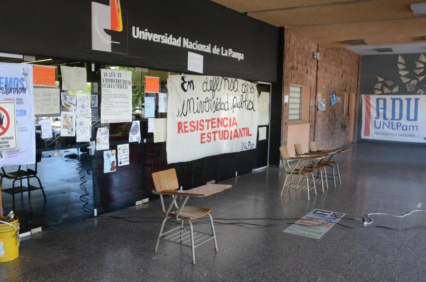 La medida fue impulsada por gremios nucleados en la CONADU Histórica y tuvo fuerte adhesión en las distintas facultades de la UNLPam
