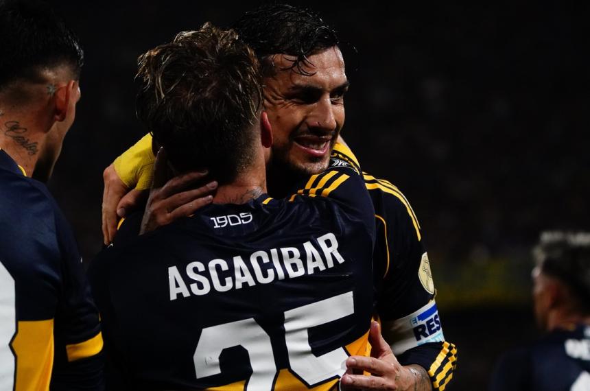 Ascacibar festeja su gol con Paredes