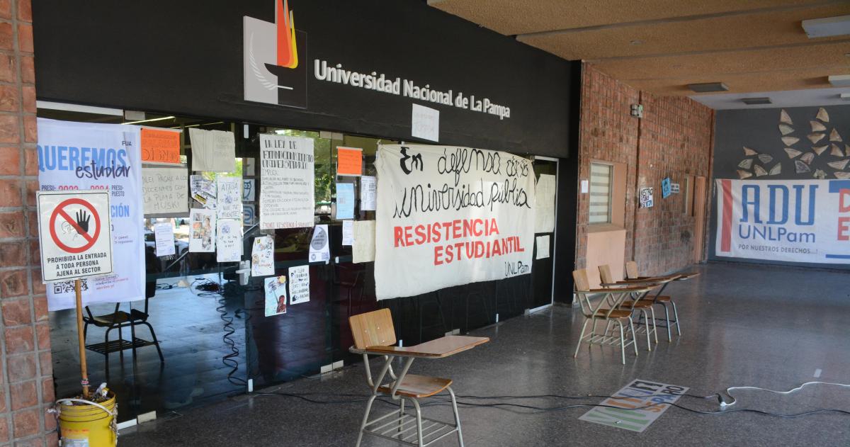La medida fue impulsada por gremios nucleados en la CONADU Histórica y tuvo fuerte adhesión en las distintas facultades de la UNLPam