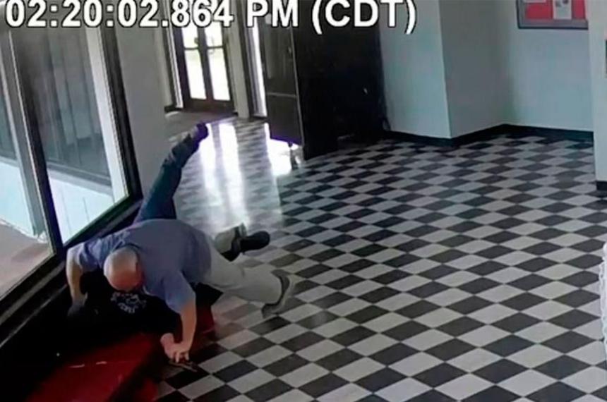 Un director se jugó la vida y evitó una masacre