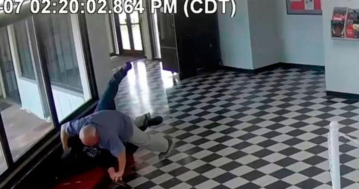 Un director se jugó la vida y evitó una masacre