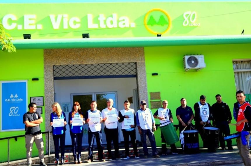 La protesta se realizó frente a la sede de la cooperativa