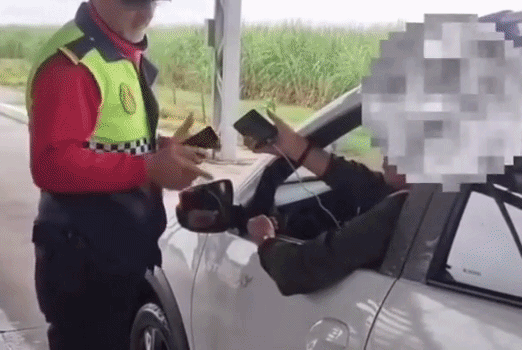 En un movimiento inesperado y violento el médico aceleró su vehículo contra la humanidad de uno de los agentes