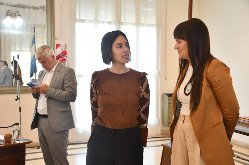La presidenta circunstancial Romina Paci y la concejala suplente del PJ Sasha Montes de Oca