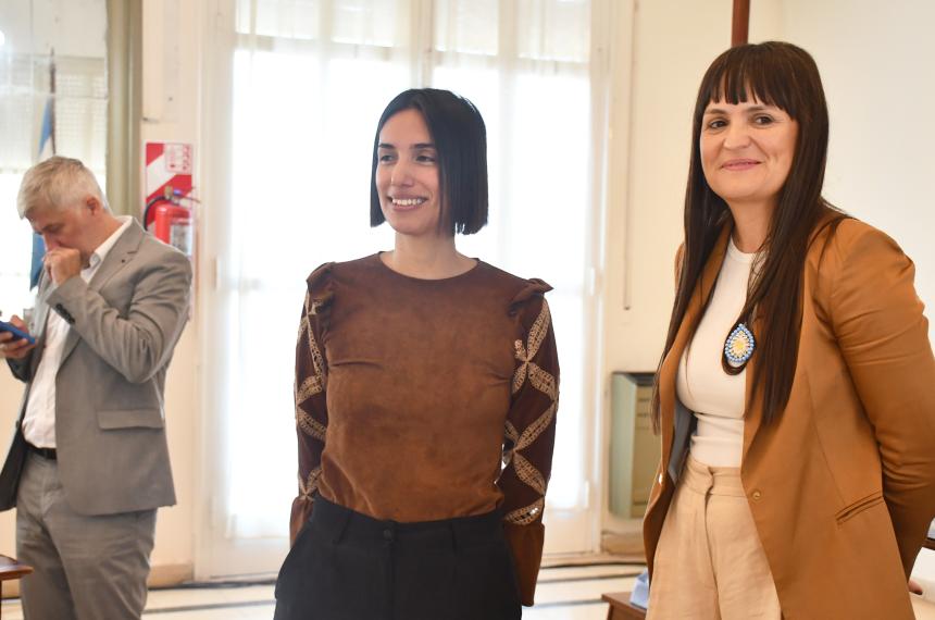 La presidenta circunstancial Romina Paci y la concejala suplente del PJ Sasha Montes de Oca