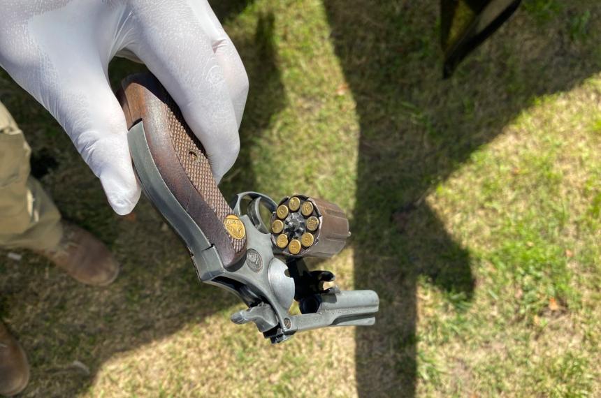  La Policía secuestró un revólver con municiones durante el registro del vehículo involucrado