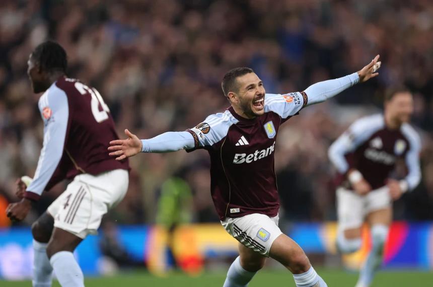 Emiliano Buendía festeja su gol