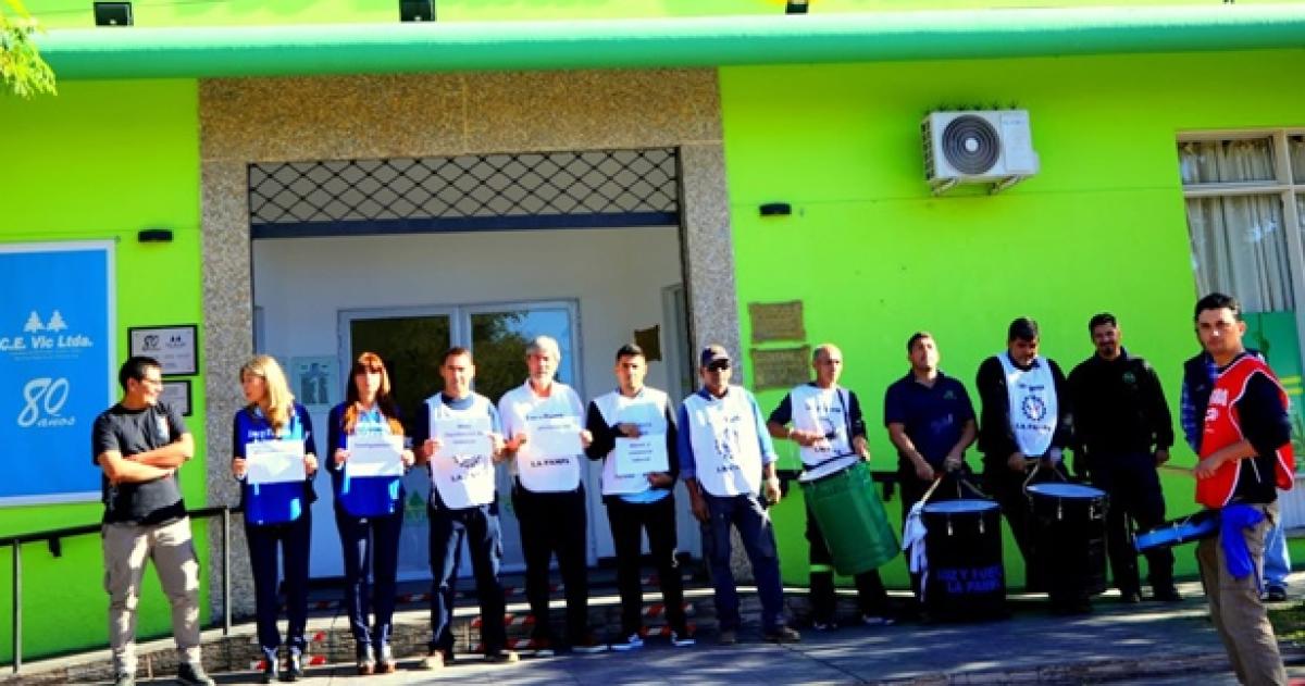 La protesta se realizó frente a la sede de la cooperativa