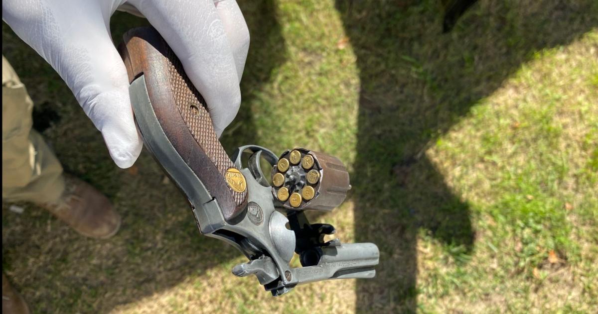  La Policía secuestró un revólver con municiones durante el registro del vehículo involucrado