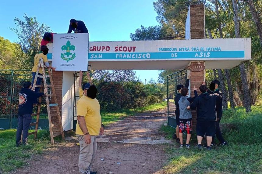 Con el logo de Scouts de Argentina tapado el nuevo cartel cita a la Parroquia de F�tima para aportar a la confusión