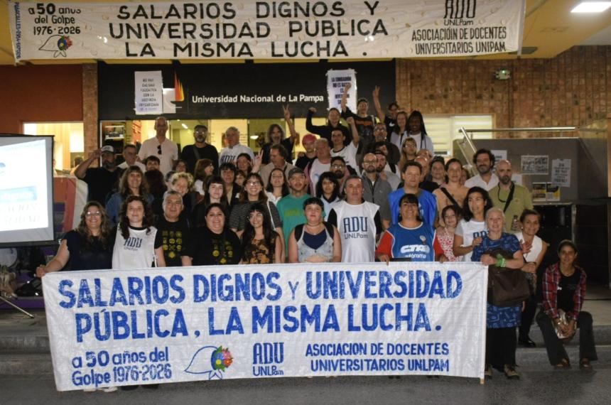 Cumplan la ley- el reclamo en las escalinatas de la UNLPam