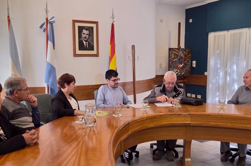 El presidente de la CPE firmó el contrato para el nuevo edificio