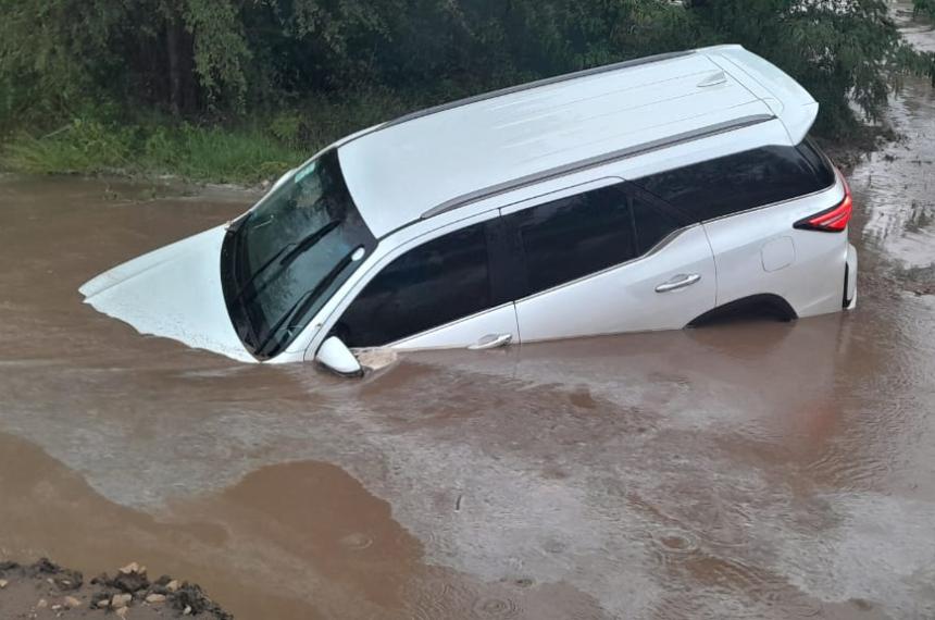 Una camioneta que quiso salir de la Perón quedó atradapa en Azurduy y Jazmines