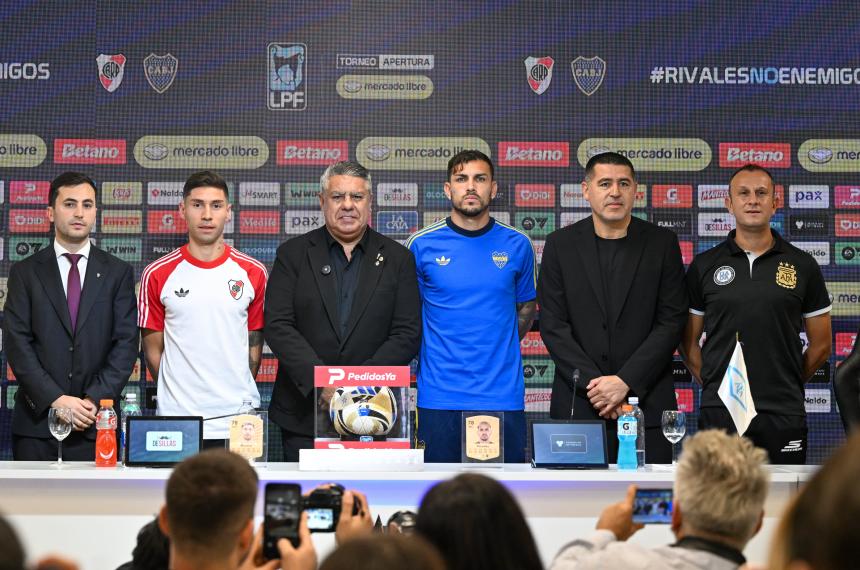 Jugadores y dirigentes junto al �rbitro Herrera en la previa del Supercl�sico