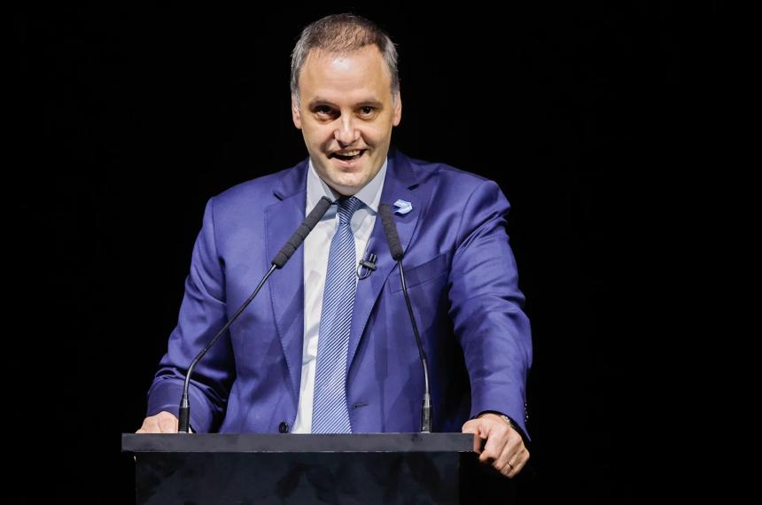 Adorni viajó en familia a un hotel de lujo en Bariloche