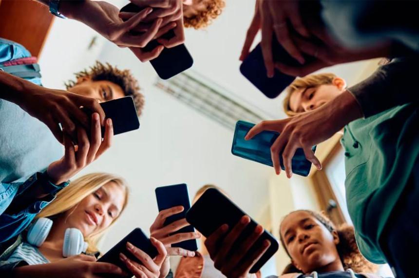 La hiperconectividad instaló una rutina silenciosa- revisar el celular sin pausa dormir peor y vivir con la sensación de estar siempre en deuda