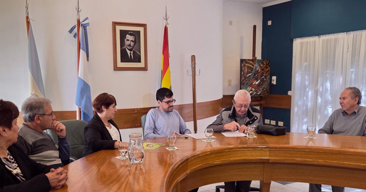 El presidente de la CPE firmó el contrato para el nuevo edificio