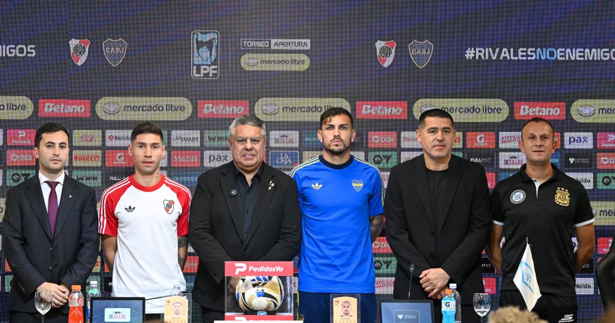 Jugadores y dirigentes junto al �rbitro Herrera en la previa del Supercl�sico