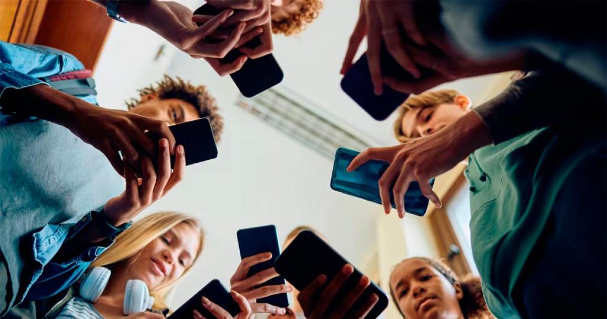 La hiperconectividad instaló una rutina silenciosa- revisar el celular sin pausa dormir peor y vivir con la sensación de estar siempre en deuda