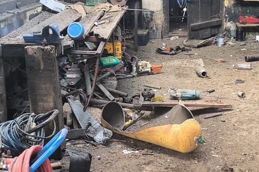 La explosión causó importantes destrozos en el galpón