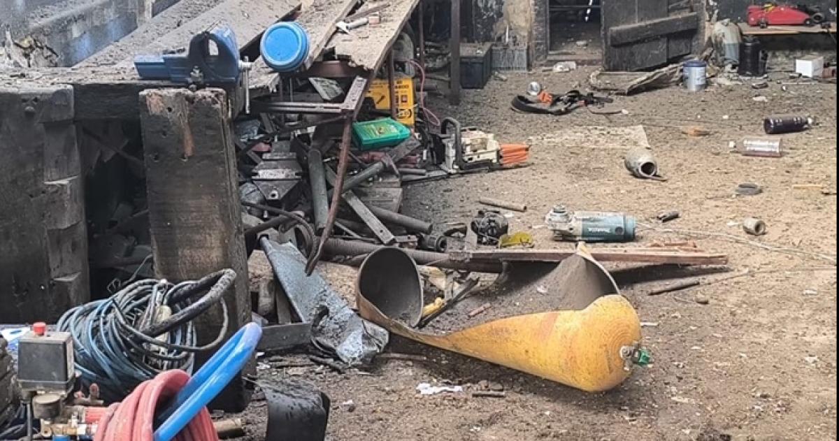 La explosión causó importantes destrozos en el galpón