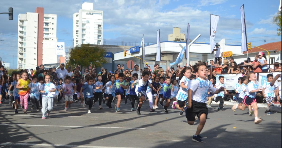 La largada de la prueba de 4 y 5 años de los niños y niñas