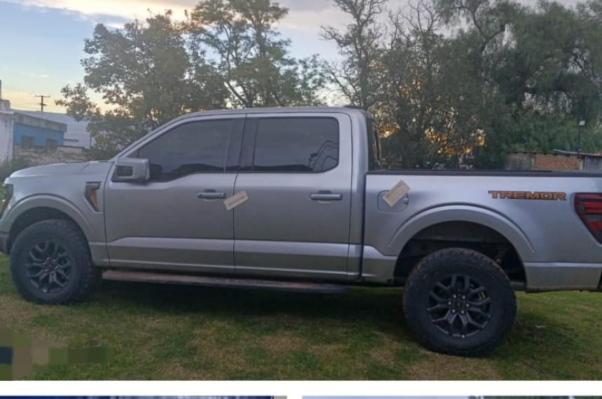  El hombre se movilizaba en una camioneta tipo pick up gris con vidrios polarizados