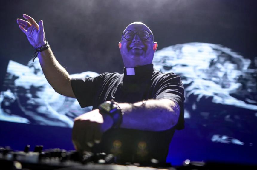 El show del cura DJ en Plaza de Mayo ofreció una propuesta inédita