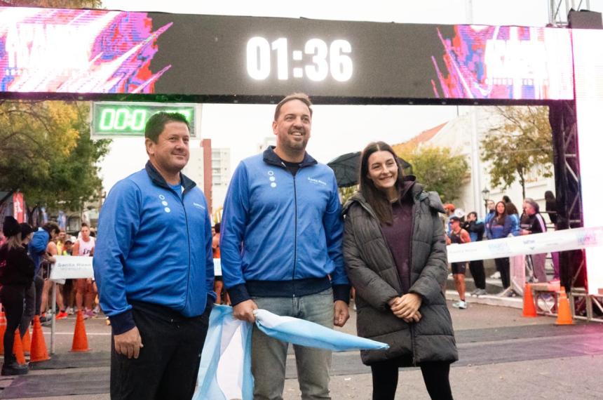 Di Napoli junto a Montes de Oca y Rodríguez en la linea de llegada de la maratón