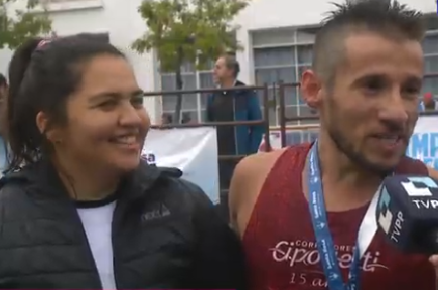 Un atleta le pidió casamiento a su novia tras completar la maratón