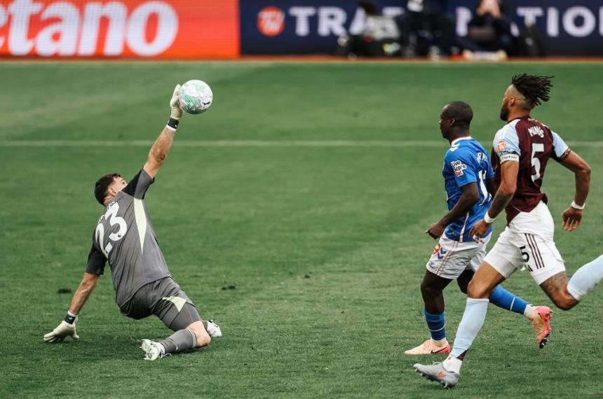 Dibu Martínez fue otra vez clave para Aston Villa