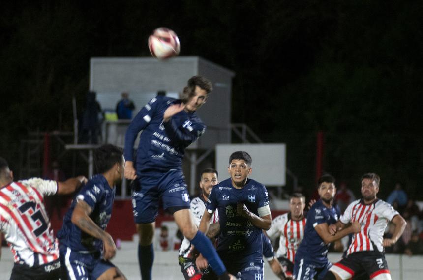 Costa dejó pasar una buena oportunidad para seguir arriba