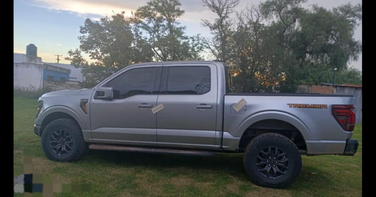  El hombre se movilizaba en una camioneta tipo pick up gris con vidrios polarizados