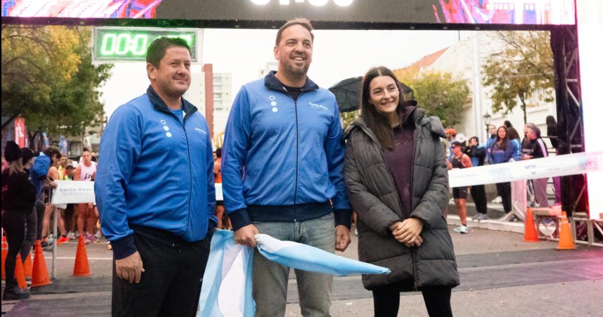 Di Napoli junto a Montes de Oca y Rodríguez en la linea de llegada de la maratón