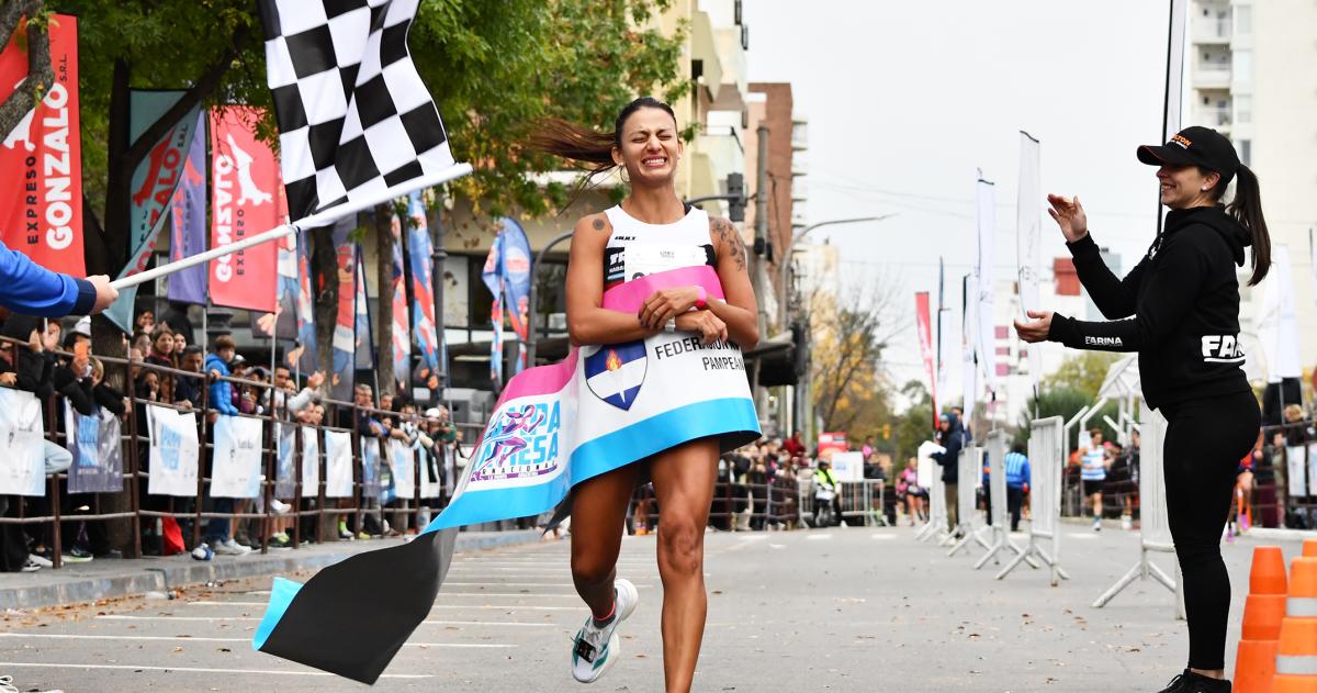 Entre las damas Florencia Cuello se llevó los 21K con un tiempo de 1-16-39