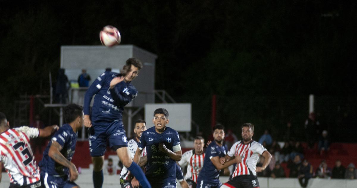 Costa dejó pasar una buena oportunidad para seguir arriba